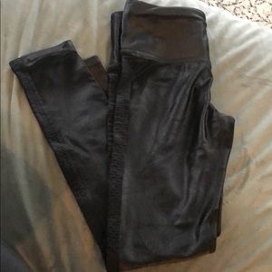 Black shiny material leggings capris
